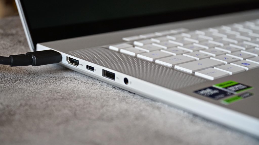 Тонкий, легкий, но мощный… ROG Zephyrus G16 воплощает мечты геймеров и криэйтеров.